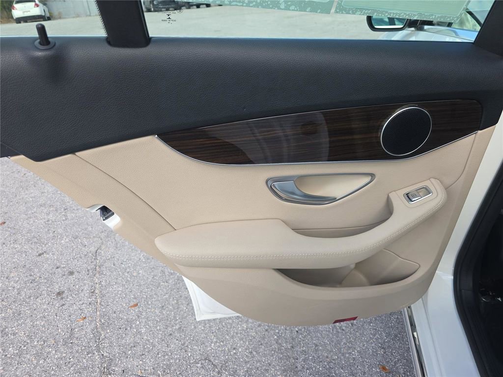 Used 2016 Mercedes-Benz C 300 Sedan image 9