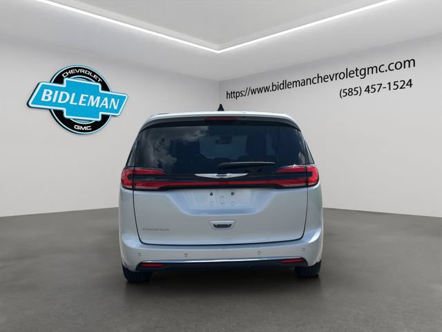 Used 2024 Chrysler Pacifica Touring-L FWD image 7