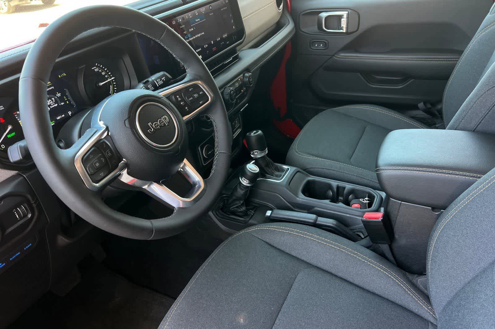 Used 2025 Jeep Wrangler Unlimited Sahara AWD/4WD image 14