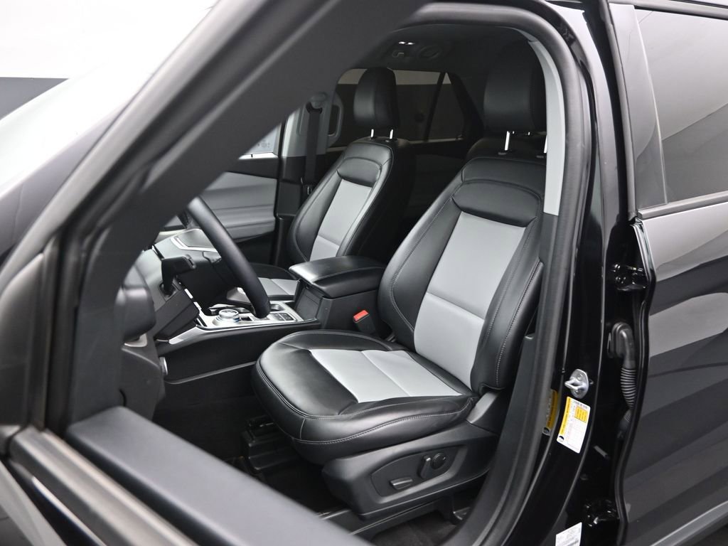 Used 2023 Ford Explorer XLT w/ Equipment Group 202A image 9