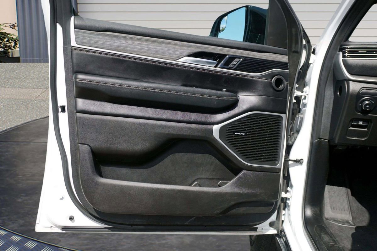 Used 2024 Jeep Wagoneer Series II w/ Flexible Seating Group RWD image 14