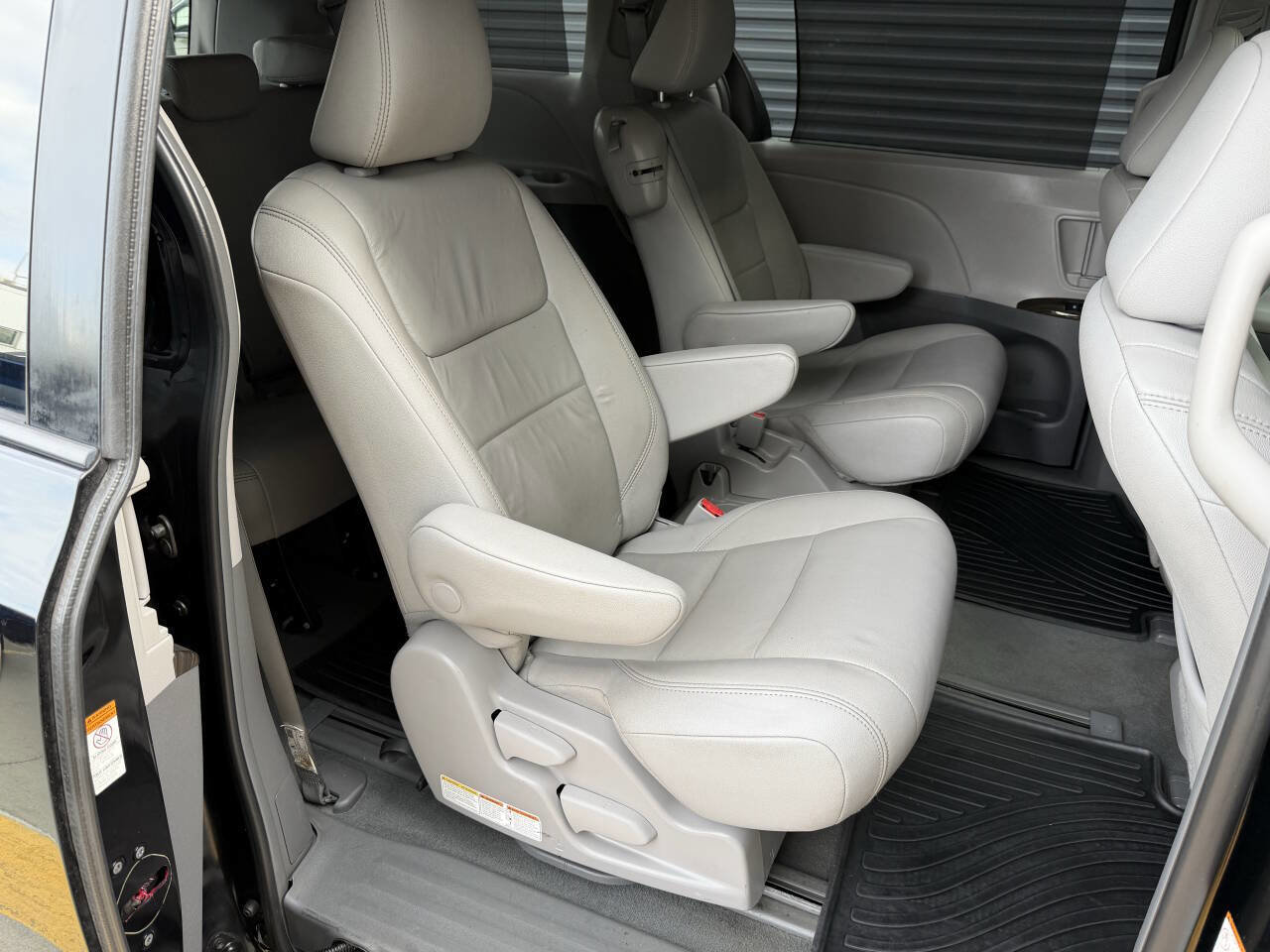 Used 2019 Toyota Sienna XLE w/ XLE Navigation Package FWD image 19
