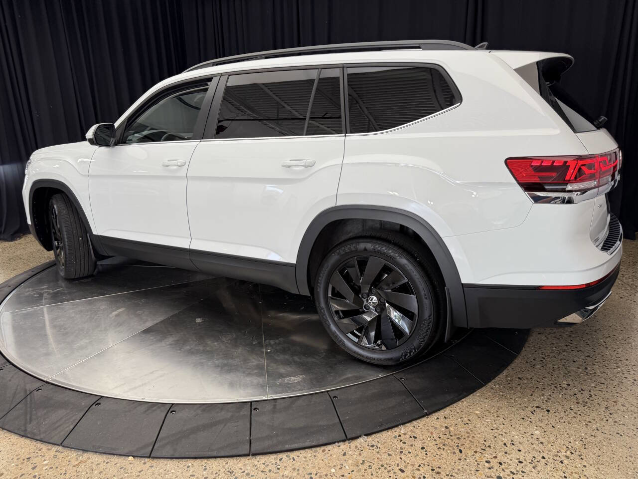 Used 2024 Volkswagen Atlas SE w/ Panoramic Sunroof Package image 5