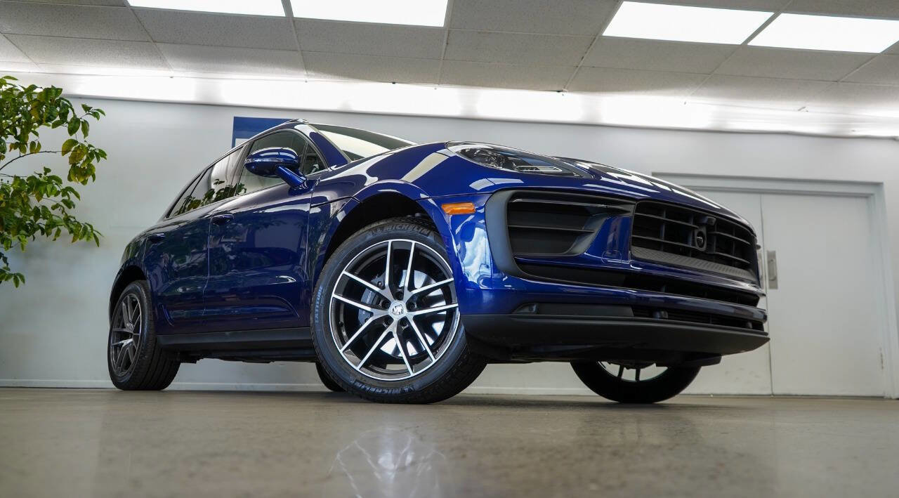 Used 2024 Porsche Macan image 3