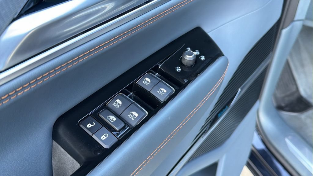 Used 2023 Jeep Grand Wagoneer L Series II w/ Premium Group II AWD/4WD image 12