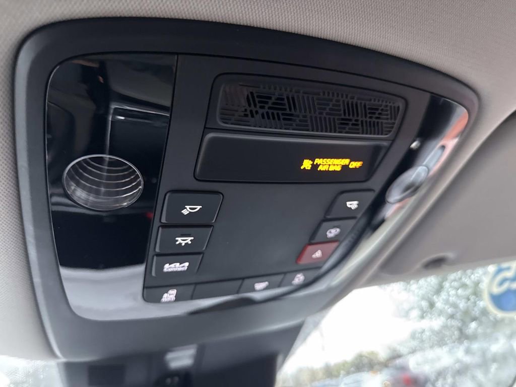 Used 2025 Kia Carnival image 25