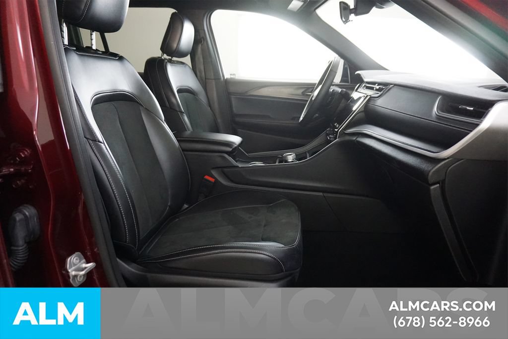Used 2025 Jeep Grand Cherokee Altitude AWD/4WD image 17