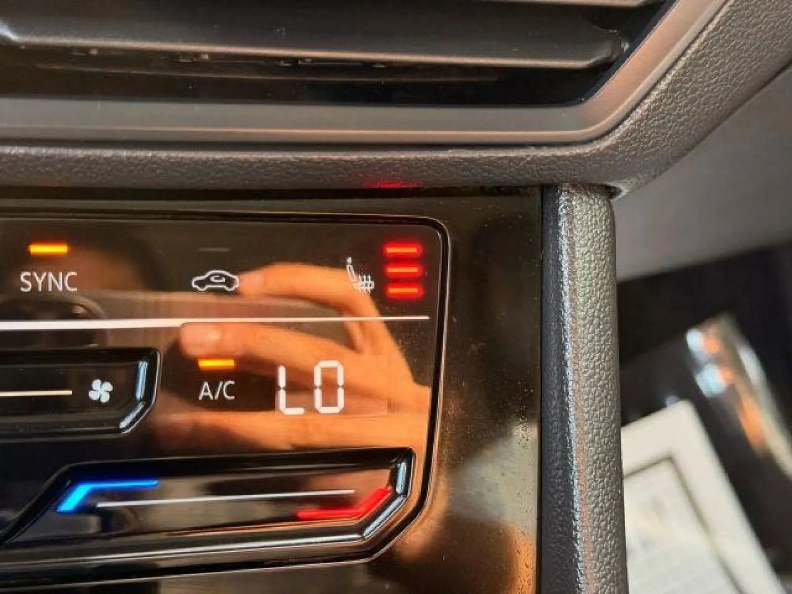 Used 2025 Volkswagen Jetta SE image 28