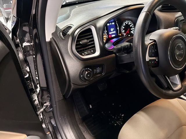 Used 2016 Jeep Renegade Latitude image 9