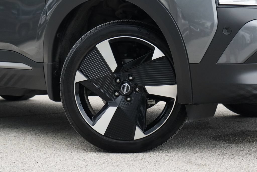 Used 2025 Nissan Kicks SR w/ SR Premium Package AWD/4WD image 3