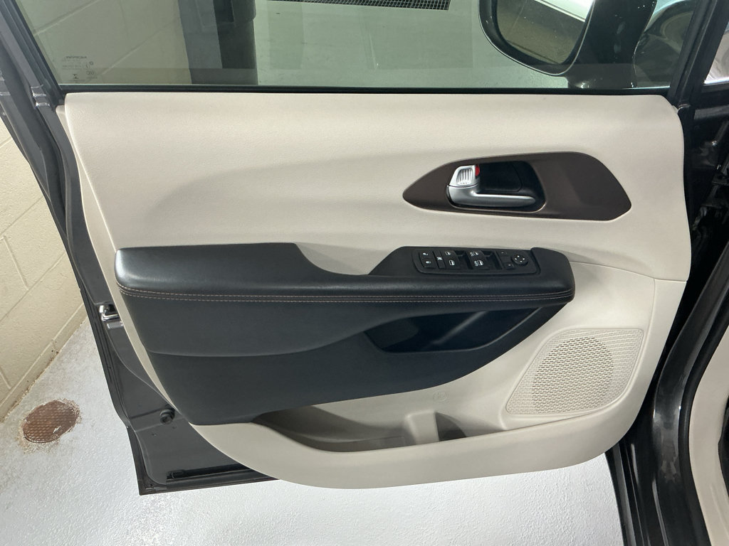 Used 2019 Chrysler Pacifica Touring Plus w/ Tire & Wheel Group FWD image 18