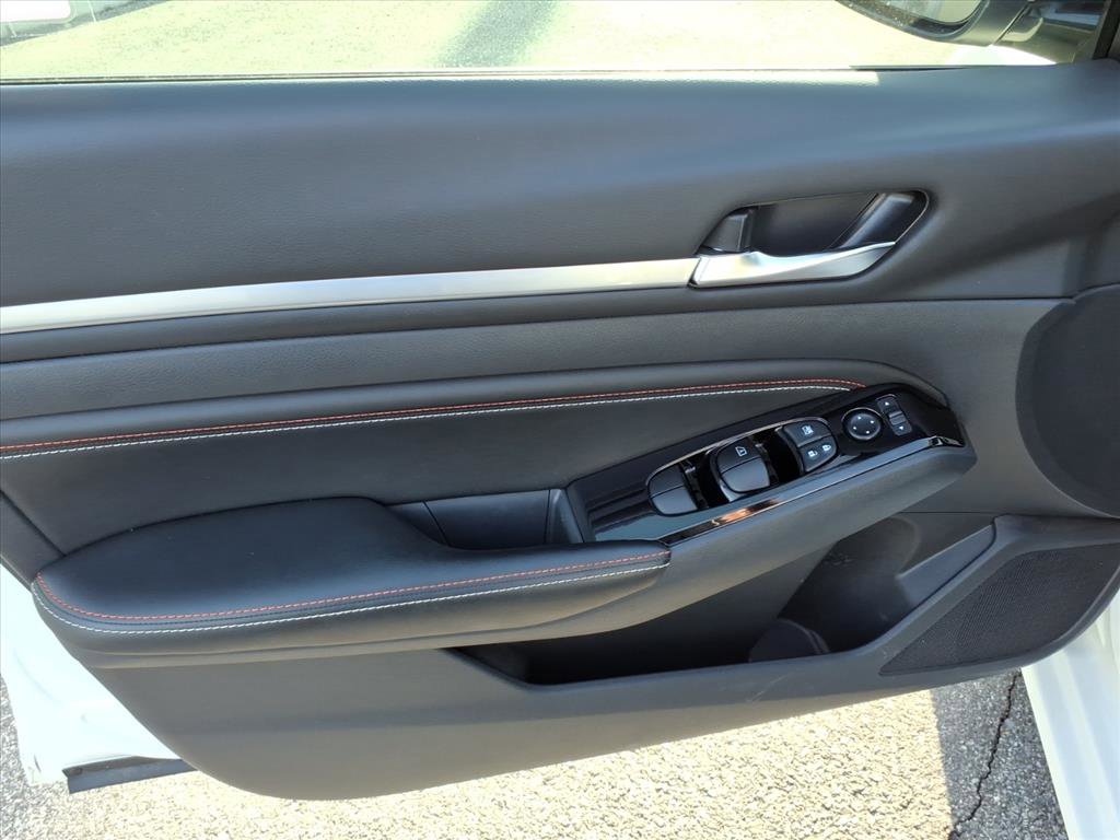 Used 2023 Nissan Altima 2.5 SR w/ SR Premium Package image 23