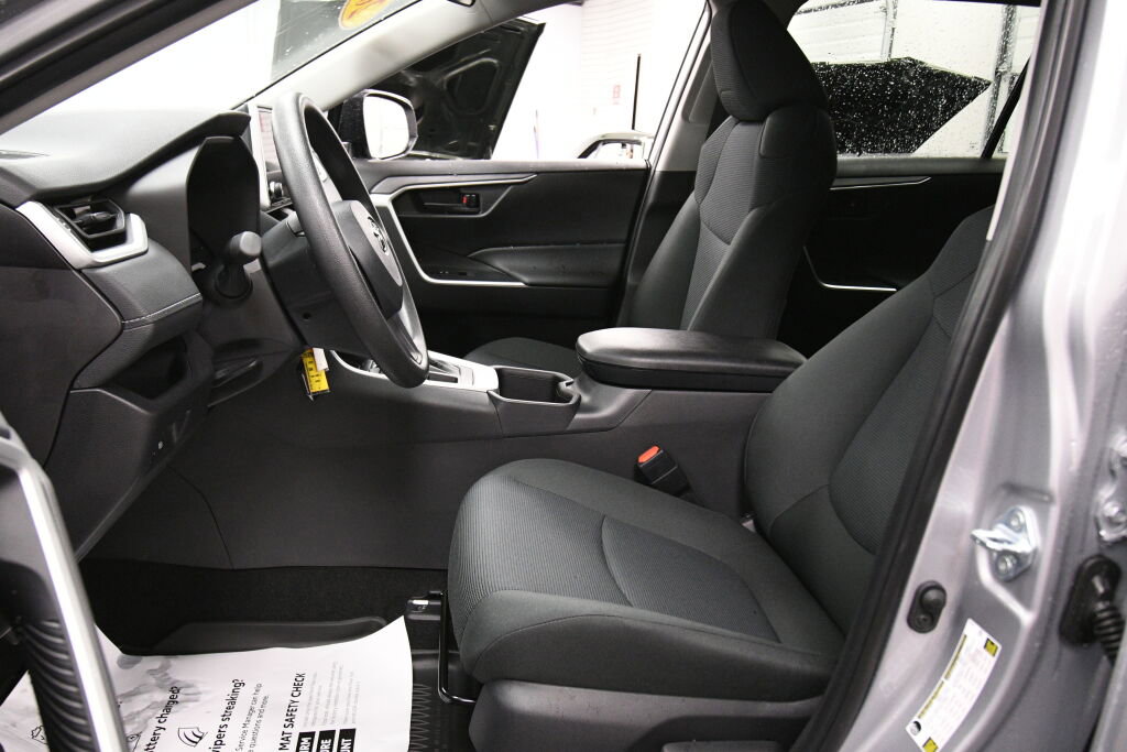 Used 2025 Toyota RAV4 LE image 9