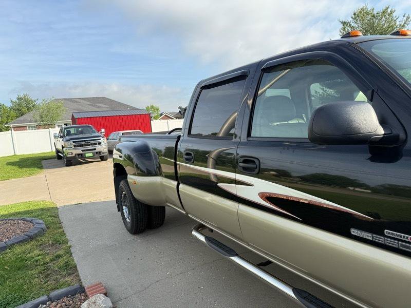 Used 2005 GMC Sierra 3500 SLT w/ Heavy-Duty Power Package AWD/4WD image 4