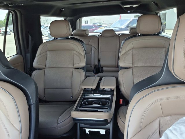New 2026 Lincoln Navigator L Black Label AWD/4WD image 18