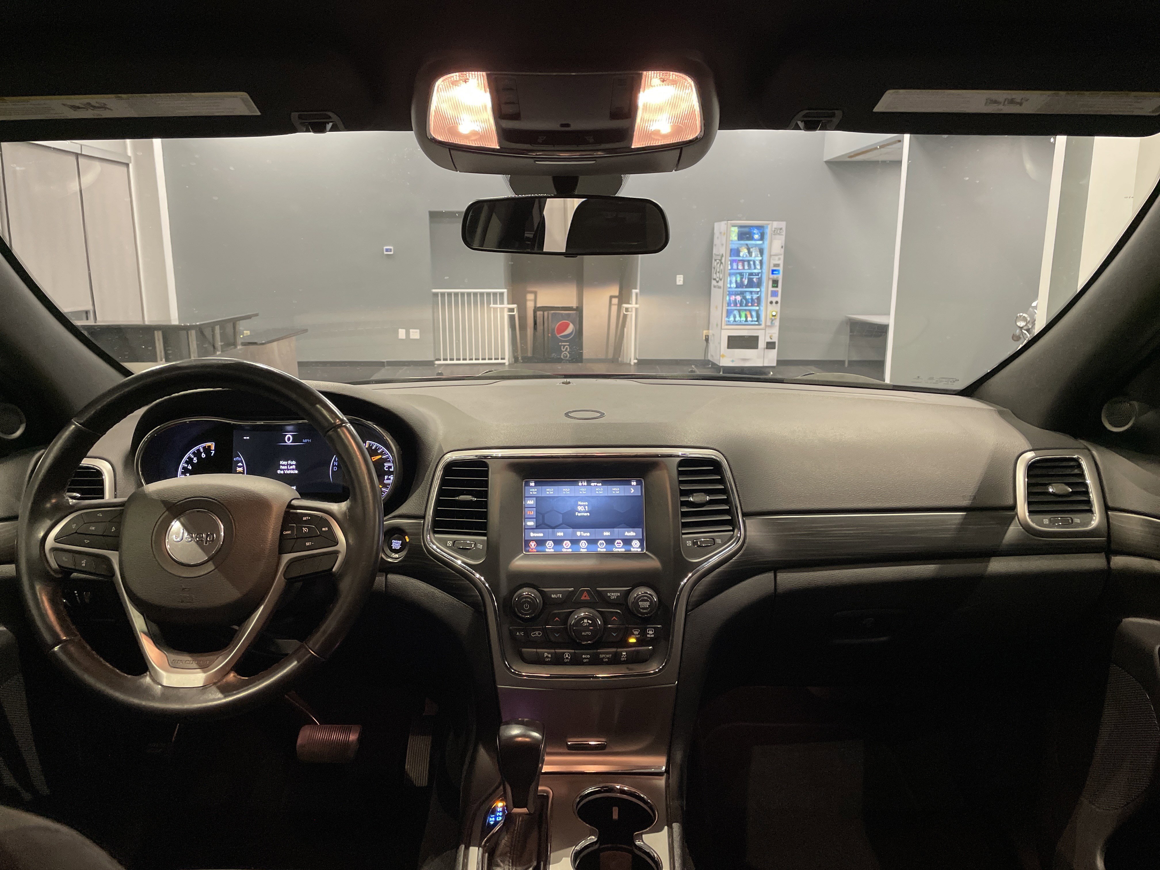 Used 2020 Jeep Grand Cherokee Laredo image 29