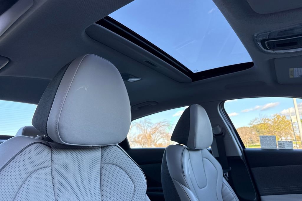 Used 2025 Hyundai Elantra Limited image 14