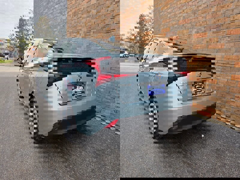 Used 2020 Toyota Prius LE image 4