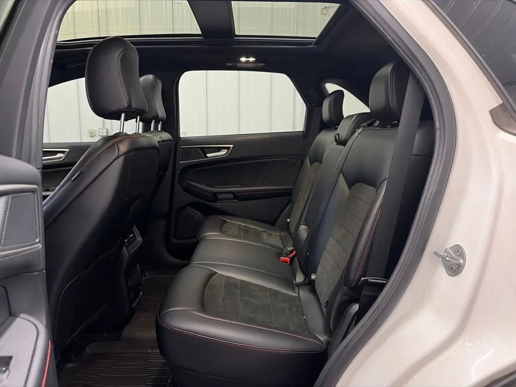 Used 2022 Ford Edge ST-Line w/ Cold Weather Package AWD/4WD image 14