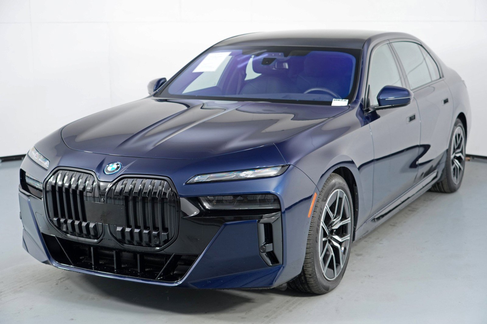 Used 2024 BMW i7 xDrive60 w/ Executive Package image 59