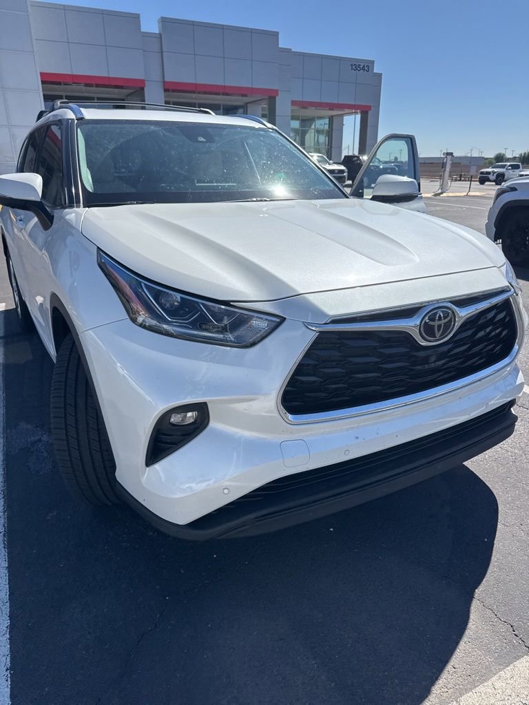 Certified 2021 Toyota Highlander Limited image 3
