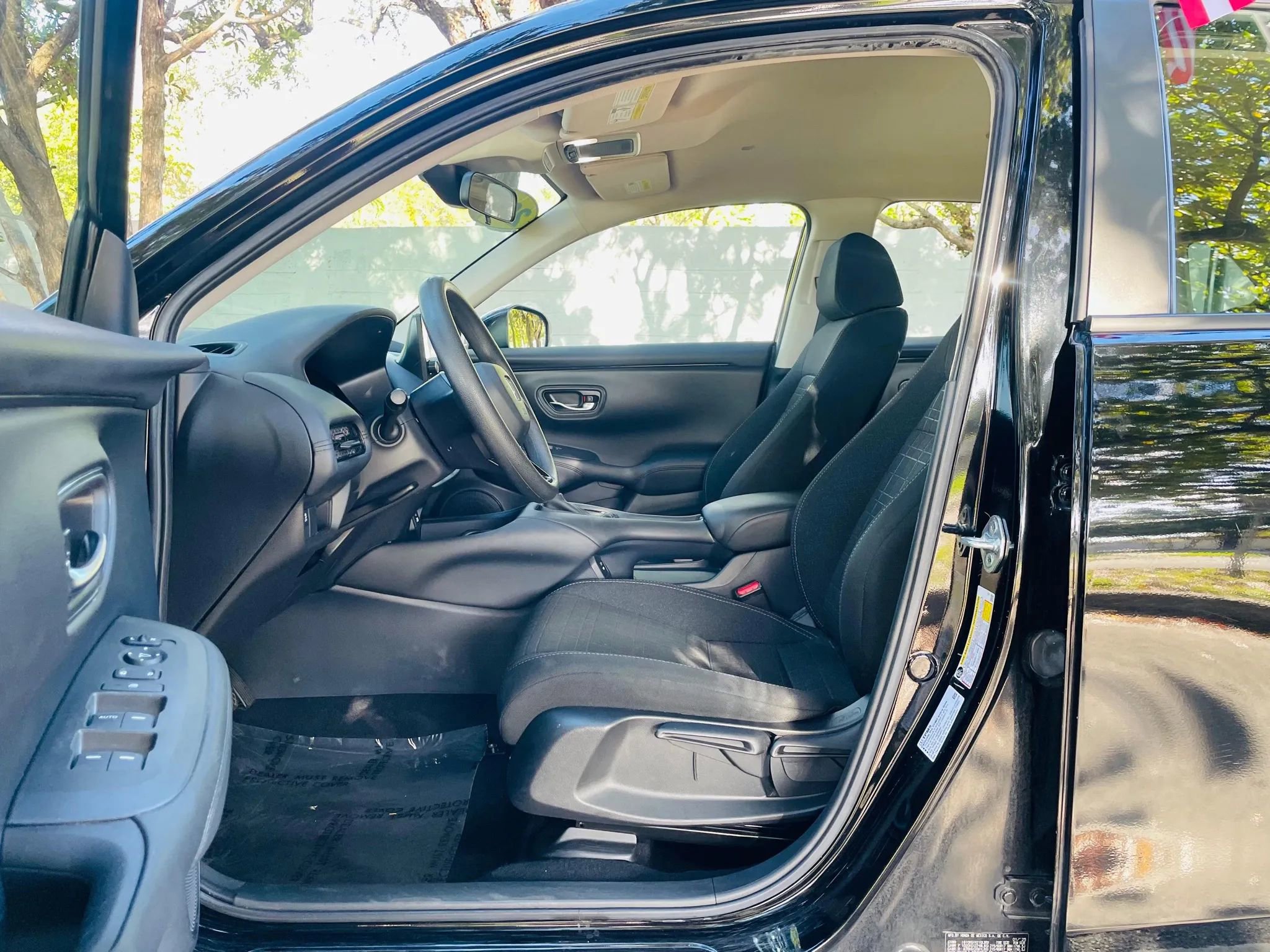 Used 2025 Honda HR-V LX image 9