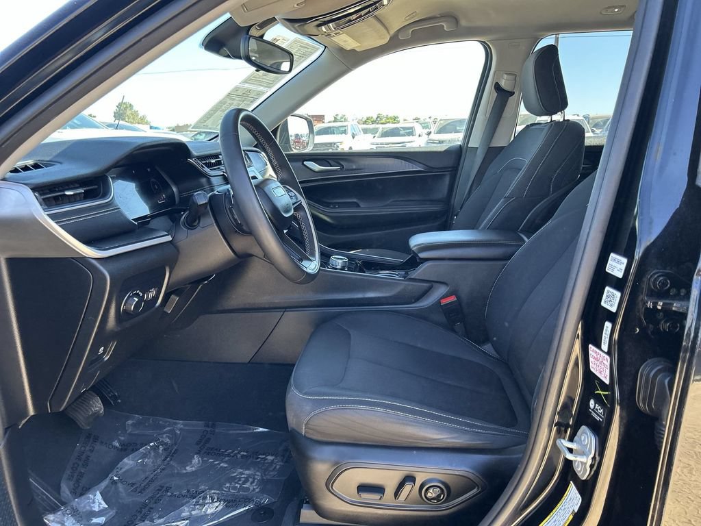 Used 2023 Jeep Grand Cherokee Laredo AWD/4WD image 17
