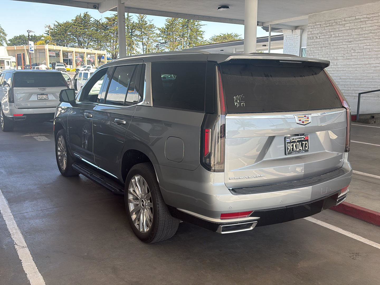 Used 2023 Cadillac Escalade Premium Luxury AWD/4WD image 4