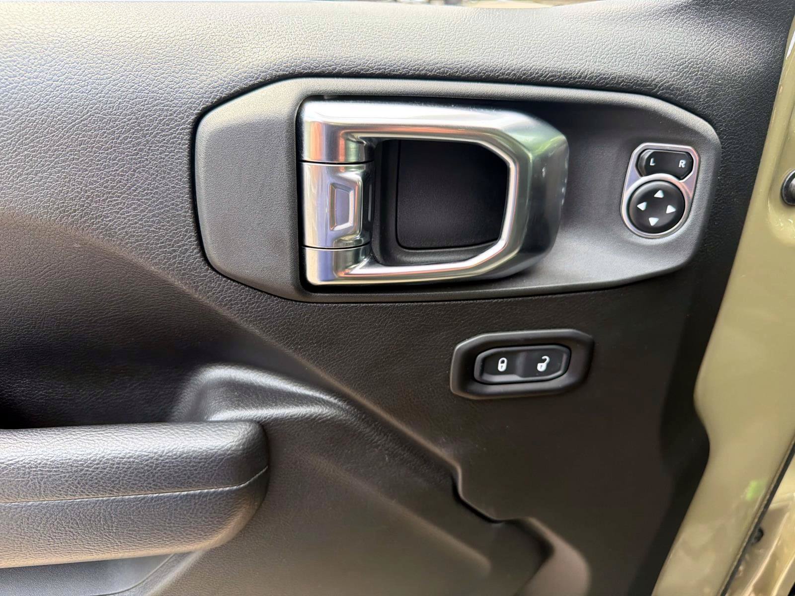 Used 2025 Jeep Gladiator Sport AWD/4WD image 9