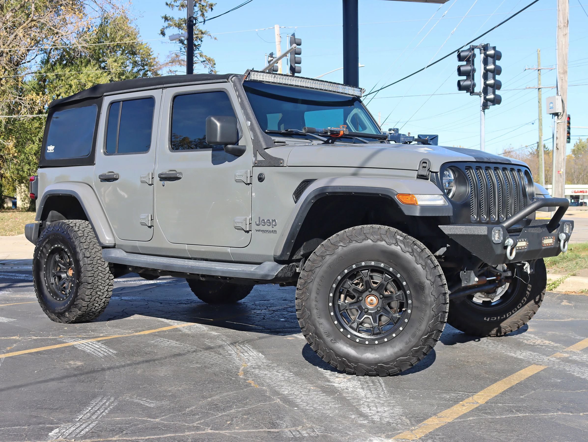 Used 2019 Jeep Wrangler Unlimited Sahara AWD/4WD image 3