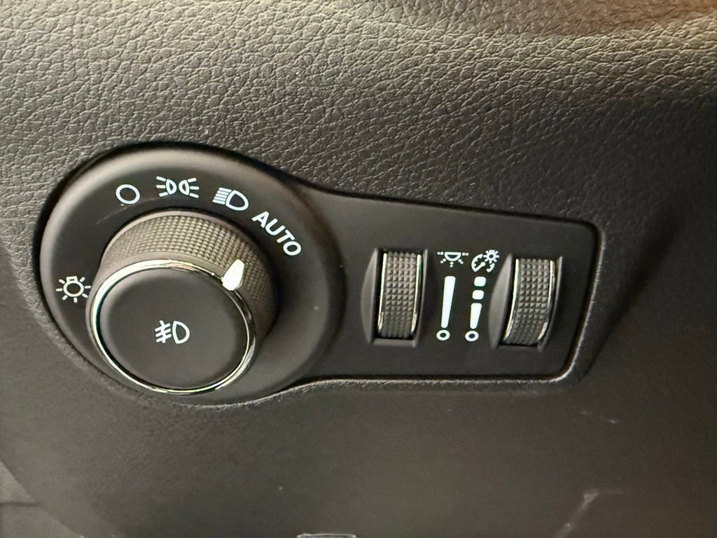 Used 2025 Jeep Compass Limited image 25