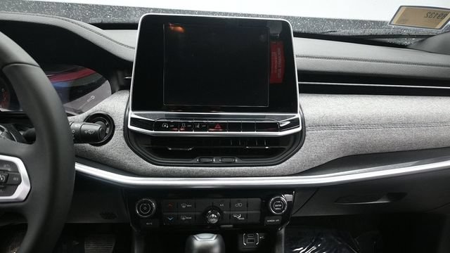 Used 2025 Jeep Compass Latitude AWD/4WD image 16