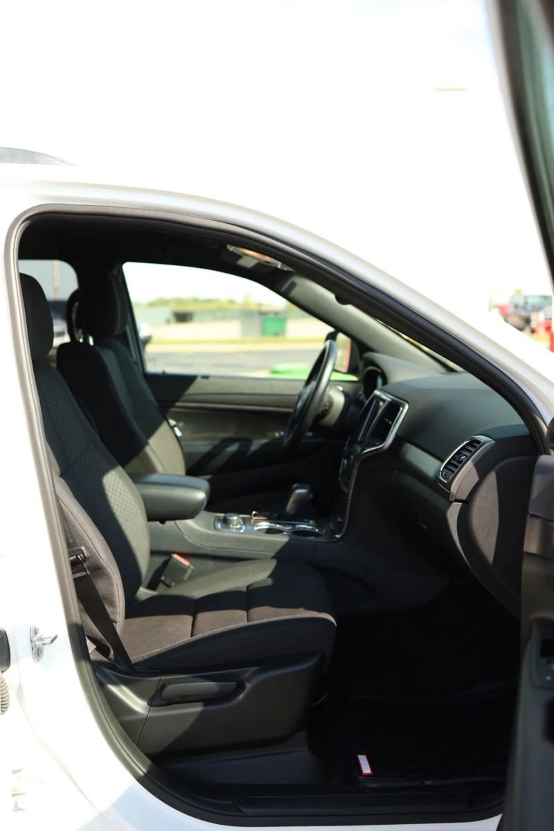 Used 2018 Jeep Grand Cherokee Laredo image 41