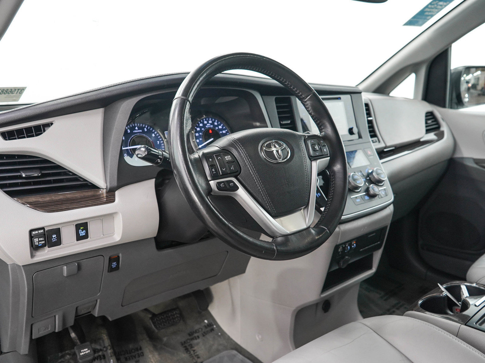 Used 2016 Toyota Sienna XLE FWD image 25