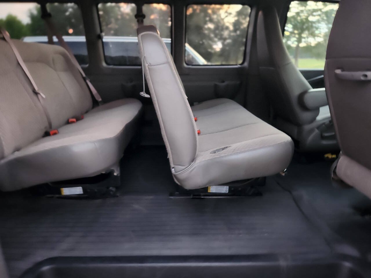Used 2019 Chevrolet Express 3500 LS RWD image 5