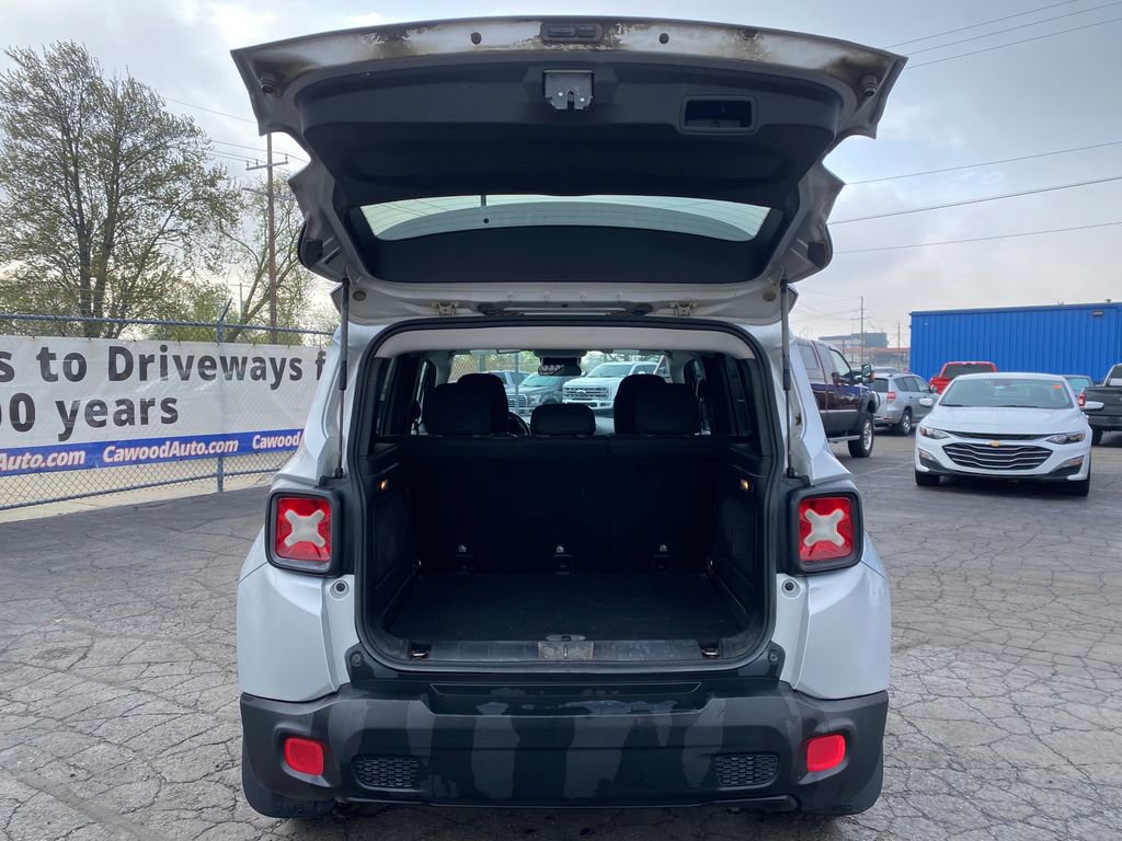 Used 2015 Jeep Renegade Latitude w/ Cold Weather Group FWD image 4