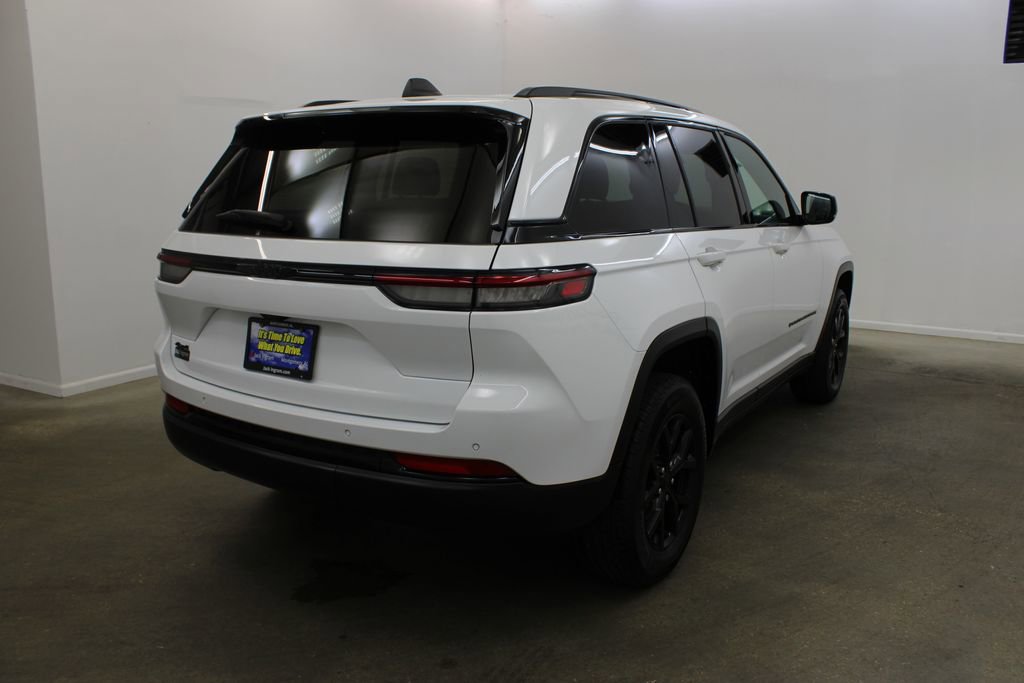 Used 2025 Jeep Grand Cherokee Altitude AWD/4WD image 5
