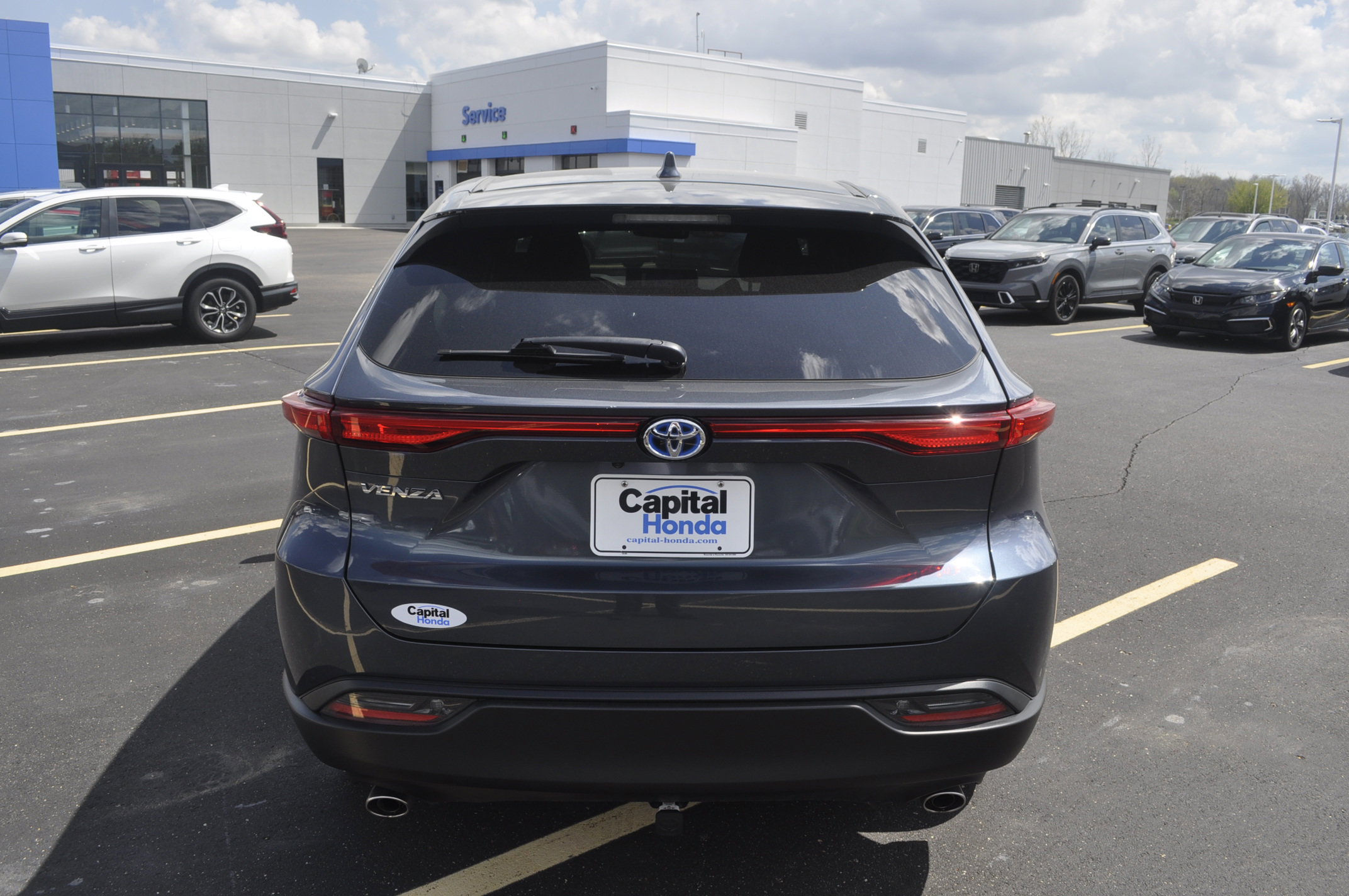 Used 2024 Toyota Venza LE AWD/4WD image 6