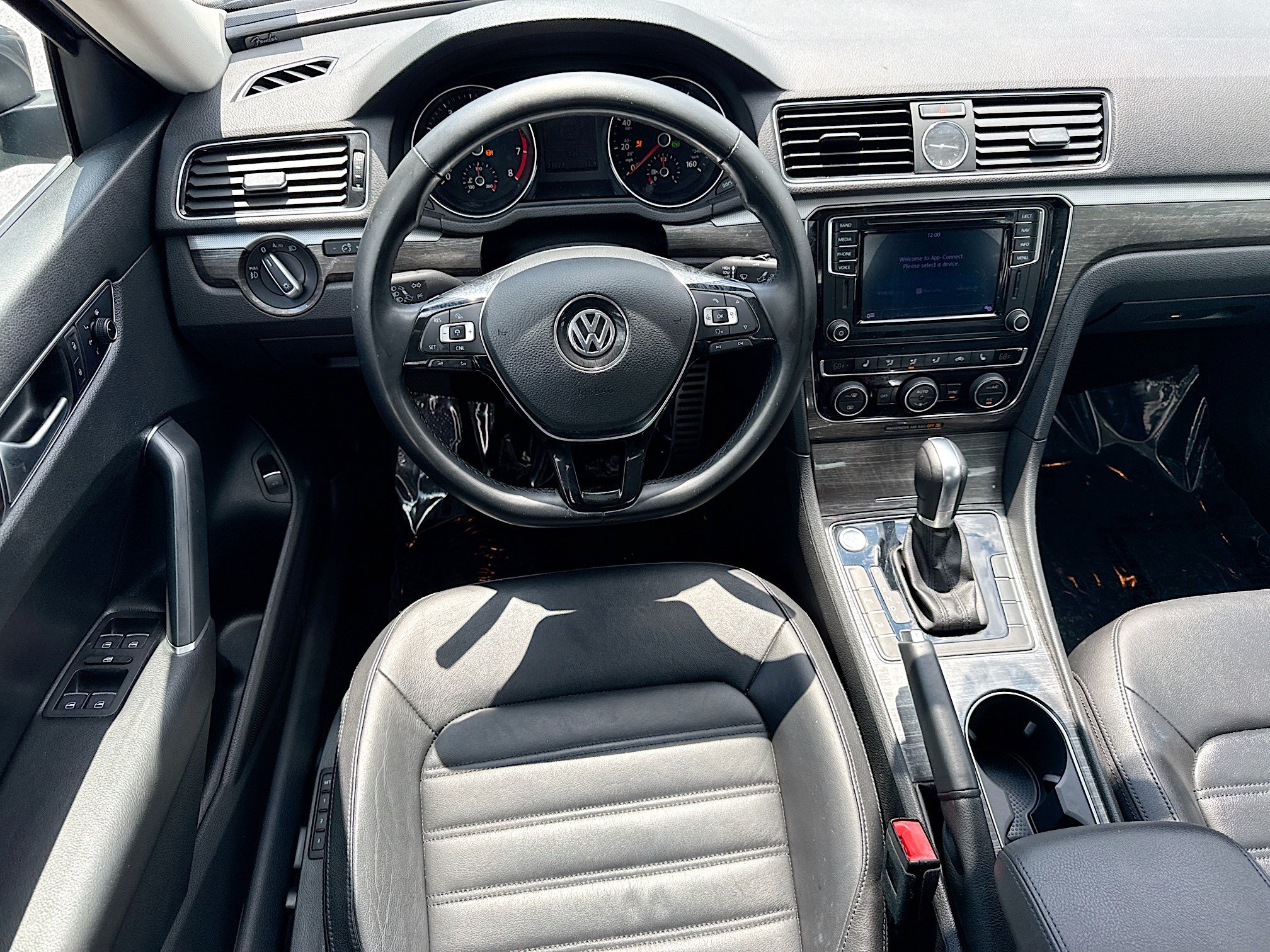 Used 2016 Volkswagen Passat 1.8T SEL Premium FWD image 16