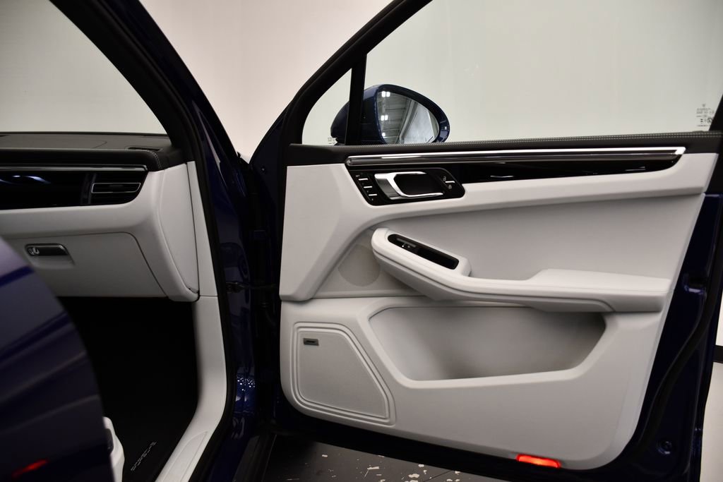 Certified 2025 Porsche Macan image 47