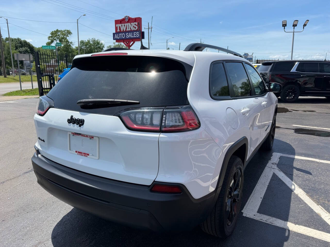 Used 2023 Jeep Cherokee Altitude Lux AWD/4WD image 5