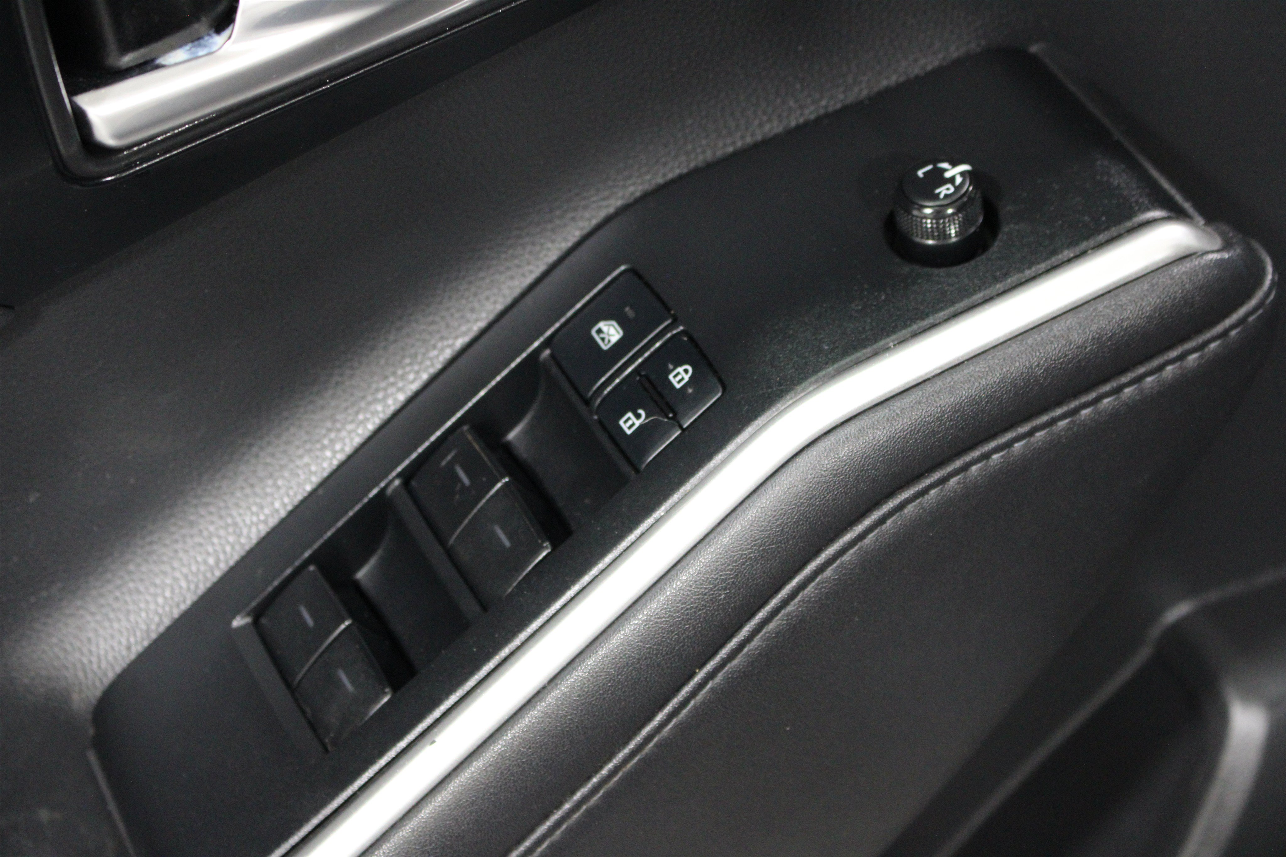 Used 2020 Toyota Highlander XLE AWD/4WD image 6