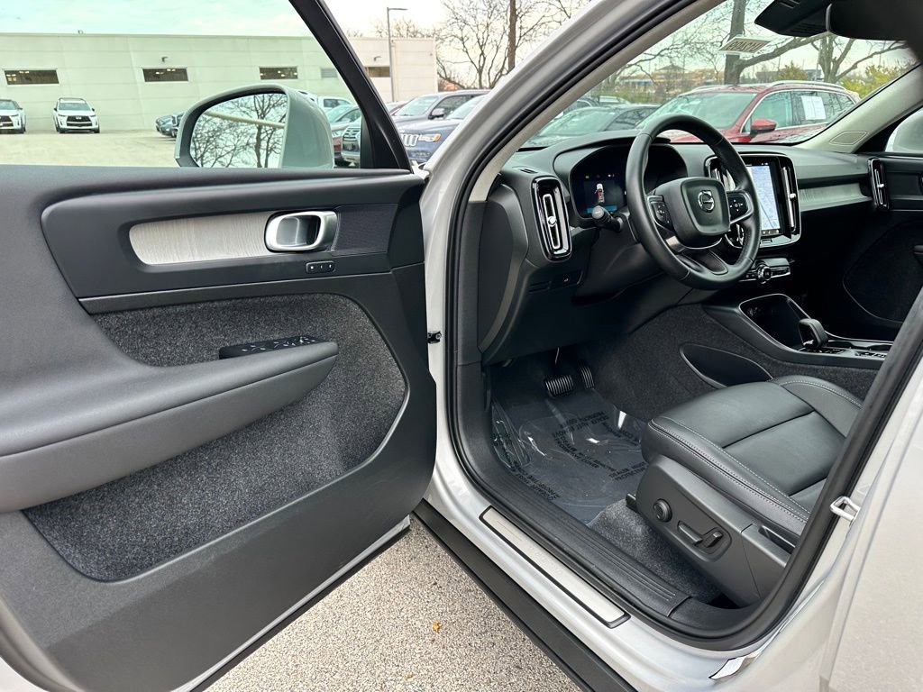 Used 2025 Volvo XC40 B5 Core image 14
