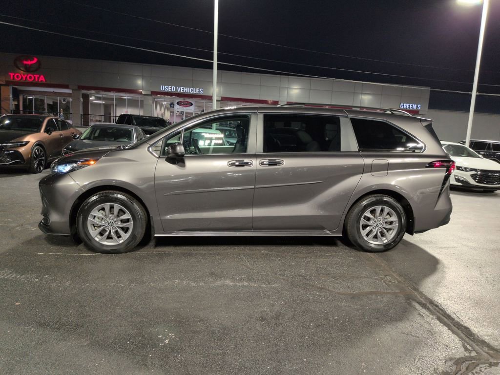 Used 2024 Toyota Sienna XLE image 2