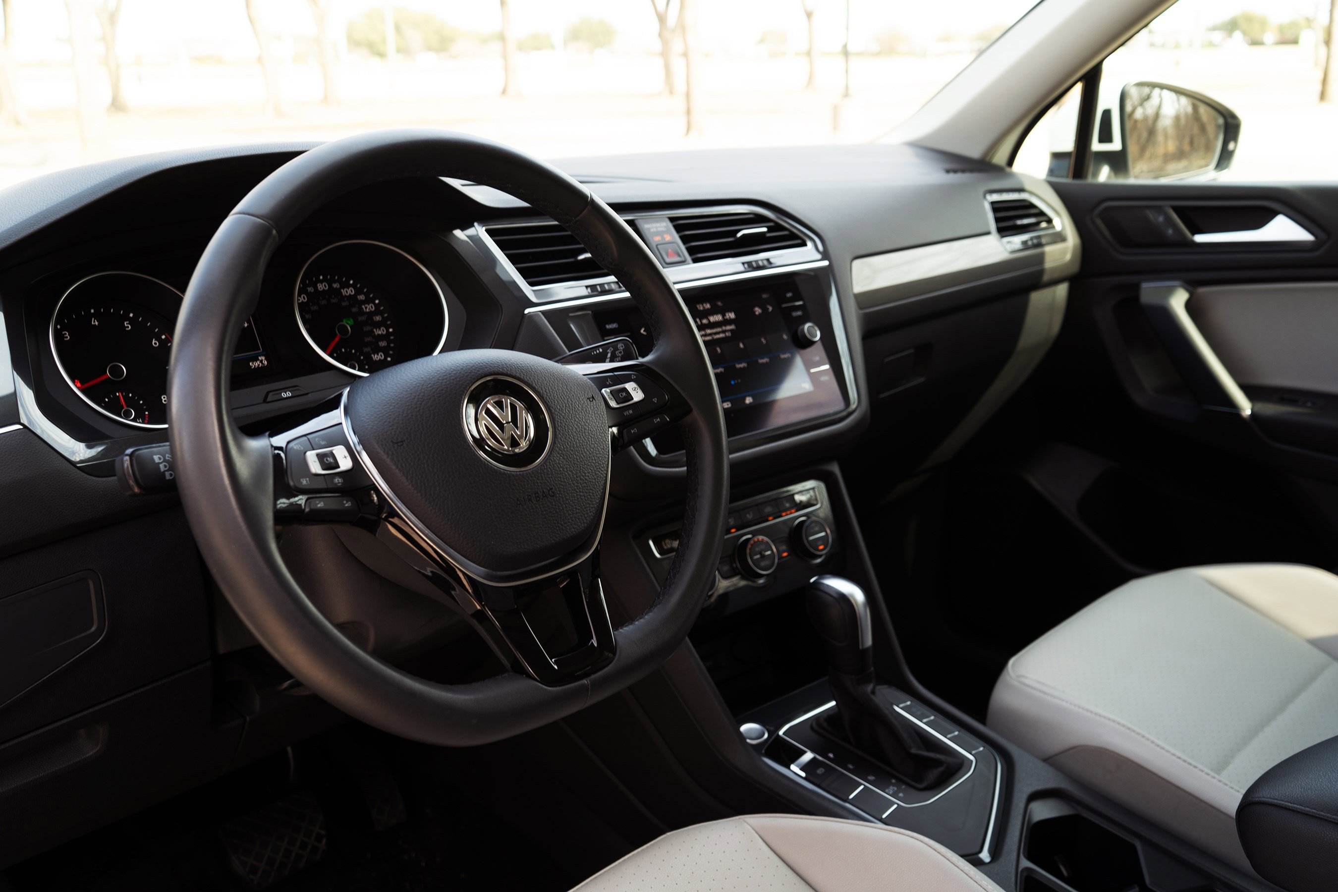 Used 2020 Volkswagen Tiguan SE w/ Panoramic Sunroof Package image 16