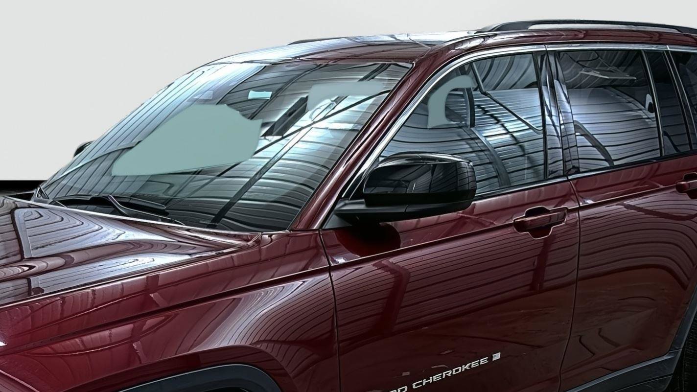 Used 2024 Jeep Grand Cherokee Laredo image 8