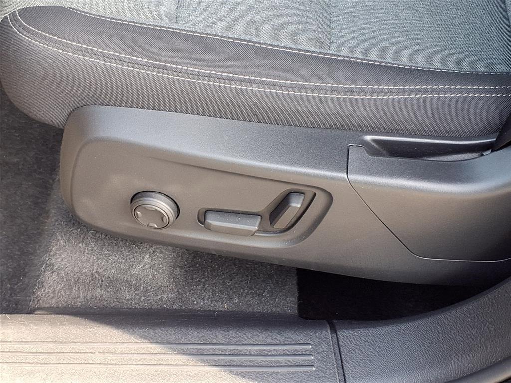 Used 2024 Volvo XC40 B5 Core image 4