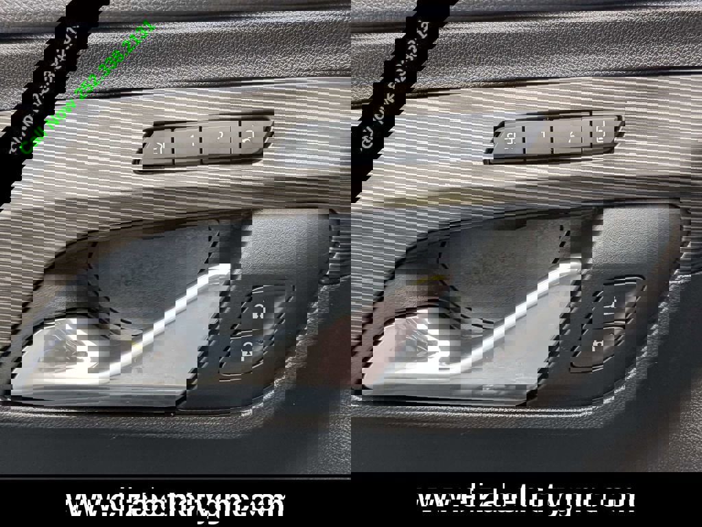 Used 2024 GMC Terrain SLT image 23