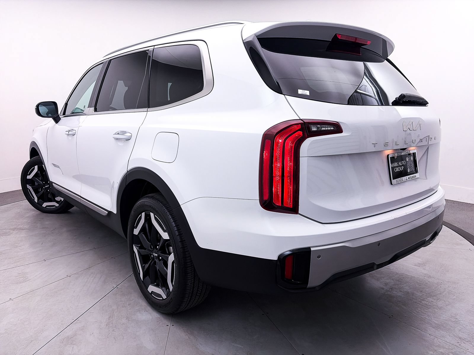 Used 2024 Kia Telluride S FWD image 2