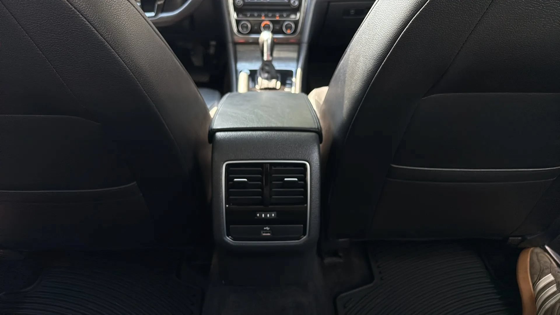 Used 2018 Volkswagen Passat 2.0T SE FWD image 39